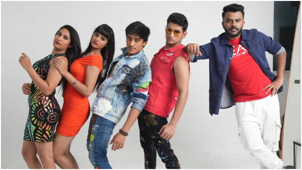 ‘ವಿದ್ಯಾರ್ಥಿ ವಿದ್ಯಾರ್ಥಿನಿಯರೇ’ ಸಿನಿಮಾಗೆ ಚಂದನ್ ಶೆಟ್ಟಿ ಹೀರೋ; ಕ್ಯಾಂಪಸ್ನಲ್ಲೇ ಬಿಡುಗಡೆ ಆಯ್ತು ಶೀರ್ಷಿಕೆ ‘ವಿದ್ಯಾರ್ಥಿ ವಿದ್ಯಾರ್ಥಿನಿಯರೇ’ ಸಿನಿಮಾಗೆ ಚಂದನ್ ಶೆಟ್ಟಿ ಹೀರೋ; ಕ್ಯಾಂಪಸ್ನಲ್ಲೇ ಬಿಡುಗಡೆ ಆಯ್ತು ಶೀರ್ಷಿಕೆ