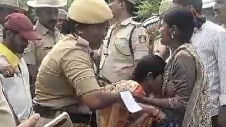 Video: ಸಿಎಂ ಸಿದ್ದರಾಮಯ್ಯ ಭೇಟಿಗೆ ಬಂದಿದ್ದ ವೇಳೆ ಕುಸಿದು ಬಿದ್ದ ಮಹಿಳೆ Video: ಸಿಎಂ ಸಿದ್ದರಾಮಯ್ಯ ಭೇಟಿಗೆ ಬಂದಿದ್ದ ವೇಳೆ ಕುಸಿದು ಬಿದ್ದ ಮಹಿಳೆ