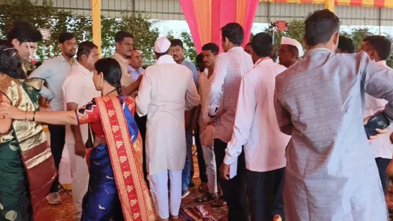ಮೊದಲ ಪತ್ನಿಗೆ ವಿಚ್ಛೇದನ ನೀಡದೆ ಎರಡನೇ ಮದುವೆಗೆ ಮುಂದಾದ ವರ; ಮದುವೆ ಮಂಟಪದಲ್ಲೇ ಜಗಳ, ಕೇಸು ದಾಖಲು ಮೊದಲ ಪತ್ನಿಗೆ ವಿಚ್ಛೇದನ ನೀಡದೆ ಎರಡನೇ ಮದುವೆಗೆ ಮುಂದಾದ ವರ; ಮದುವೆ ಮಂಟಪದಲ್ಲೇ ಜಗಳ, ಕೇಸು ದಾಖಲು
