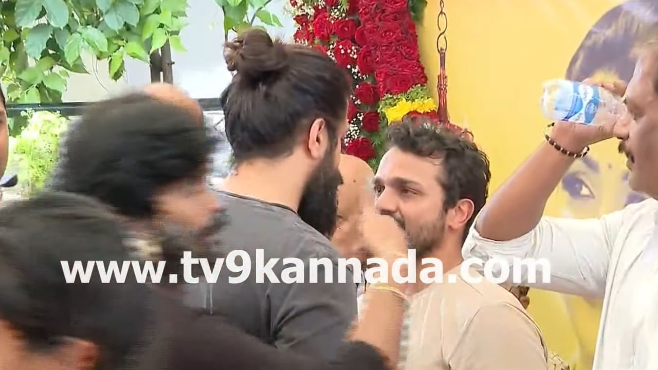 Yash: ವಿಜಯ್​ನ ಮಗುವಂತೆ ಸಂತೈಸಿದ ರಾಕಿಂಗ್ ಸ್ಟಾರ್ ಯಶ್; ಇಲ್ಲಿದೆ ಭಾವುಕ ಕ್ಷಣ