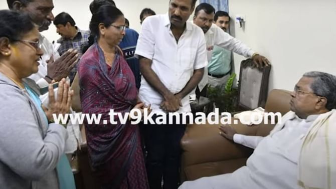 ಯುಎಸ್ ನಲ್ಲಿ ದಾವಣಗೆರೆಯ ಟೆಕ್ಕಿ ಕುಟುಂಬ ಸಾವು, ಸಿದ್ದರಾಮಯ್ಯರನ್ನು ಭೇಟಿಯಾಗಿ ಪಾರ್ಥಿವ ಶರೀರಗಳನ್ನು ತರಿಸಲು ನೆರವಾಗುವಂತೆ ಕೋರಿದ ಟೆಕ್ಕಿ ತಾಯಿ ಯುಎಸ್ ನಲ್ಲಿ ದಾವಣಗೆರೆಯ ಟೆಕ್ಕಿ ಕುಟುಂಬ ಸಾವು, ಸಿದ್ದರಾಮಯ್ಯರನ್ನು ಭೇಟಿಯಾಗಿ ಪಾರ್ಥಿವ ಶರೀರಗಳನ್ನು ತರಿಸಲು ನೆರವಾಗುವಂತೆ ಕೋರಿದ ಟೆಕ್ಕಿ ತಾಯಿ
