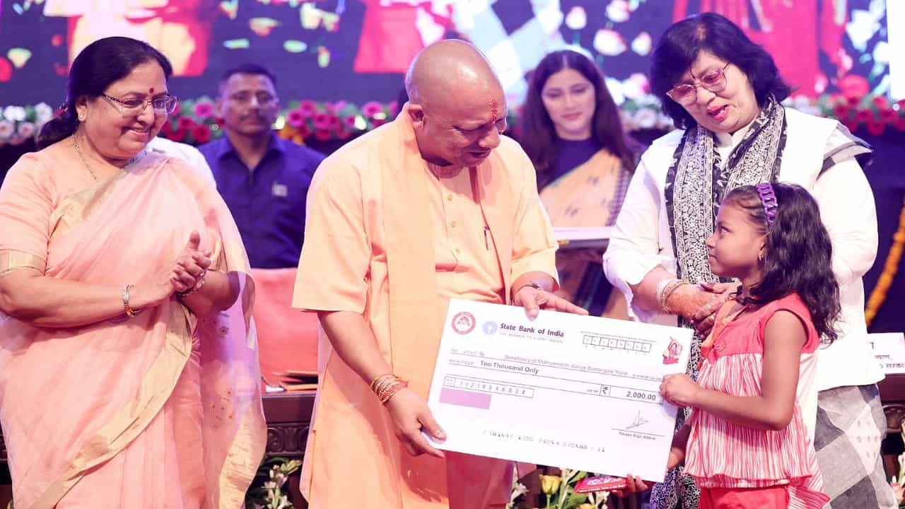 ಉತ್ತರ ಪ್ರದೇಶದ ಹೆಣ್ಮಕ್ಕಳಿಗೆ 'ಮುಖ್ಯಮಂತ್ರಿ ಕನ್ಯಾ ಸುಮಂಗಲಾ ಯೋಜನೆ' ಮೂಲಕ ಭರ್ಜರಿ ಗಿಫ್ಟ್ ನೀಡಿದ ಸಿಎಂ ಯೋಗಿ ಆದಿತ್ಯನಾಥ್ ಉತ್ತರ ಪ್ರದೇಶದ ಹೆಣ್ಮಕ್ಕಳಿಗೆ 'ಮುಖ್ಯಮಂತ್ರಿ ಕನ್ಯಾ ಸುಮಂಗಲಾ ಯೋಜನೆ' ಮೂಲಕ ಭರ್ಜರಿ ಗಿಫ್ಟ್ ನೀಡಿದ ಸಿಎಂ ಯೋಗಿ ಆದಿತ್ಯನಾಥ್