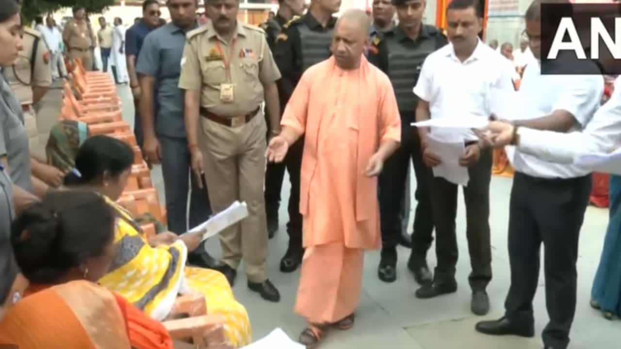 ಜನತಾ ದರ್ಶನದಲ್ಲಿ ಜನರ ಸಮಸ್ಯೆ ಆಲಿಸಿದ ಯೋಗಿ ಆದಿತ್ಯನಾಥ್; ಯಾರಿಗೂ ಅನ್ಯಾಯವಾಗಬಾರದು, ಸಮಸ್ಯೆ ಪರಿಹರಿಸಲು ಅಧಿಕಾರಿಗಳಿಗೆ ಸೂಚನೆ ಜನತಾ ದರ್ಶನದಲ್ಲಿ ಜನರ ಸಮಸ್ಯೆ ಆಲಿಸಿದ ಯೋಗಿ ಆದಿತ್ಯನಾಥ್; ಯಾರಿಗೂ ಅನ್ಯಾಯವಾಗಬಾರದು, ಸಮಸ್ಯೆ ಪರಿಹರಿಸಲು ಅಧಿಕಾರಿಗಳಿಗೆ ಸೂಚನೆ