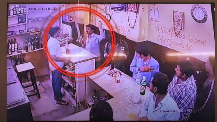ಕ್ವಾರ್ಟರ್ ಕೊಡ್ತೀಯಾ, ಚಾಕು ಹಾಕಲಾ? ವೈನ್ ಶಾಪ್ನಲ್ಲಿ ಯುವಕನ ರಂಪಾಟ! ವಿಡಿಯೋ ವೈರಲ್ ಕ್ವಾರ್ಟರ್ ಕೊಡ್ತೀಯಾ, ಚಾಕು ಹಾಕಲಾ? ವೈನ್ ಶಾಪ್ನಲ್ಲಿ ಯುವಕನ ರಂಪಾಟ! ವಿಡಿಯೋ ವೈರಲ್