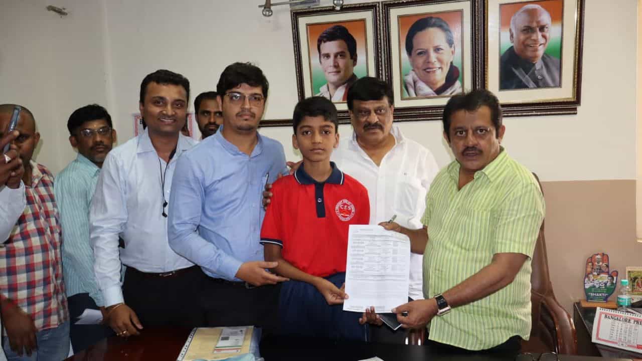ಕಷ್ಟ ಹೇಳಿಕೊಂಡು ಬಂದ ವಿದ್ಯಾರ್ಥಿಗೆ ನಿಂತಲ್ಲೇ ವಿಮಾನ ಟಿಕೆಟ್ ಬುಕ್ ಮಾಡಿಕೊಟ್ಟ ಸಚಿವ ಜಮೀರ್ ಅಹ್ಮದ್ ಕಷ್ಟ ಹೇಳಿಕೊಂಡು ಬಂದ ವಿದ್ಯಾರ್ಥಿಗೆ ನಿಂತಲ್ಲೇ ವಿಮಾನ ಟಿಕೆಟ್ ಬುಕ್ ಮಾಡಿಕೊಟ್ಟ ಸಚಿವ ಜಮೀರ್ ಅಹ್ಮದ್