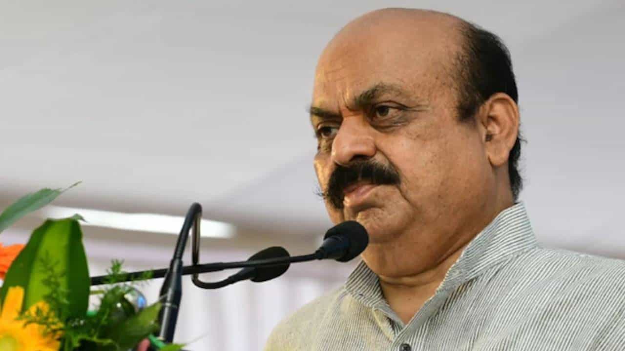 ರಾಜ್ಯ ಕಾಂಗ್ರೆಸ್ ಸರ್ಕಾರದ ನೂರು ದಿನಗಳಲ್ಲಿ, ವಿಧಾನಸೌಧದ ಮೂಲೆ ಮೂಲೆಯಲ್ಲಿ ಭ್ರಷ್ಟಾಚಾರ ತಾಂಡವವಾಡುತ್ತಿದೆ: ಮಾಜಿ ಸಿಎಂ ಬೊಮ್ಮಾಯಿ ರಾಜ್ಯ ಕಾಂಗ್ರೆಸ್ ಸರ್ಕಾರದ ನೂರು ದಿನಗಳಲ್ಲಿ, ವಿಧಾನಸೌಧದ ಮೂಲೆ ಮೂಲೆಯಲ್ಲಿ ಭ್ರಷ್ಟಾಚಾರ ತಾಂಡವವಾಡುತ್ತಿದೆ: ಮಾಜಿ ಸಿಎಂ ಬೊಮ್ಮಾಯಿ