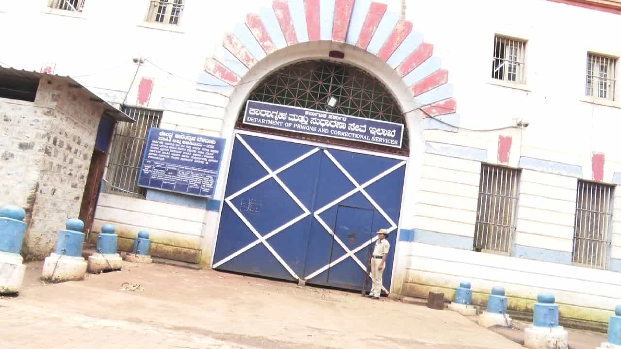 ಹಿಂಡಲಗಾ ಜೈಲಿನ ಅಕ್ರಮ ಬಯಲು ಮಾಡಿದ ಟಿವಿ9; ಕಾಸಿದ್ರೆ ಜೈಲಲ್ಲೂ ರಾಜನಂತೆ ಮೆರೆಯಬಹುದು ಹಿಂಡಲಗಾ ಜೈಲಿನ ಅಕ್ರಮ ಬಯಲು ಮಾಡಿದ ಟಿವಿ9; ಕಾಸಿದ್ರೆ ಜೈಲಲ್ಲೂ ರಾಜನಂತೆ ಮೆರೆಯಬಹುದು