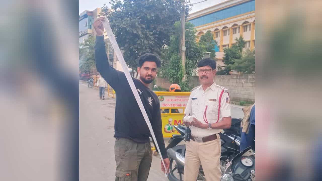 ಬೆಂಗಳೂರು: ಅಬ್ಬಬ್ಬಾ...ಬೈಕ್ ಸವಾರನಿಗೆ ಮಾರುದ್ದದ ದಂಡ ರಶೀದಿ, ಎಷ್ಟು ಕೇಸ್ಗಳಿದ್ದವು ಗೊತ್ತಾ? ಬೆಂಗಳೂರು: ಅಬ್ಬಬ್ಬಾ...ಬೈಕ್ ಸವಾರನಿಗೆ ಮಾರುದ್ದದ ದಂಡ ರಶೀದಿ, ಎಷ್ಟು ಕೇಸ್ಗಳಿದ್ದವು ಗೊತ್ತಾ?