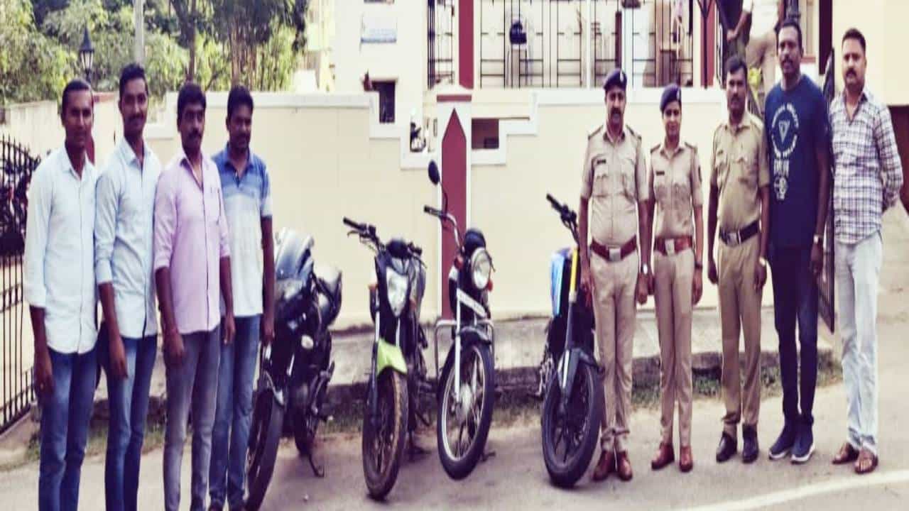 Mysore News: ವೀಲಿಂಗ್ ಶೋಕಿಗಾಗಿ ಬೈಕ್ ಕಳ್ಳತನ; ಇಬ್ಬರ ಬಂಧನ Mysore News: ವೀಲಿಂಗ್ ಶೋಕಿಗಾಗಿ ಬೈಕ್ ಕಳ್ಳತನ; ಇಬ್ಬರ ಬಂಧನ