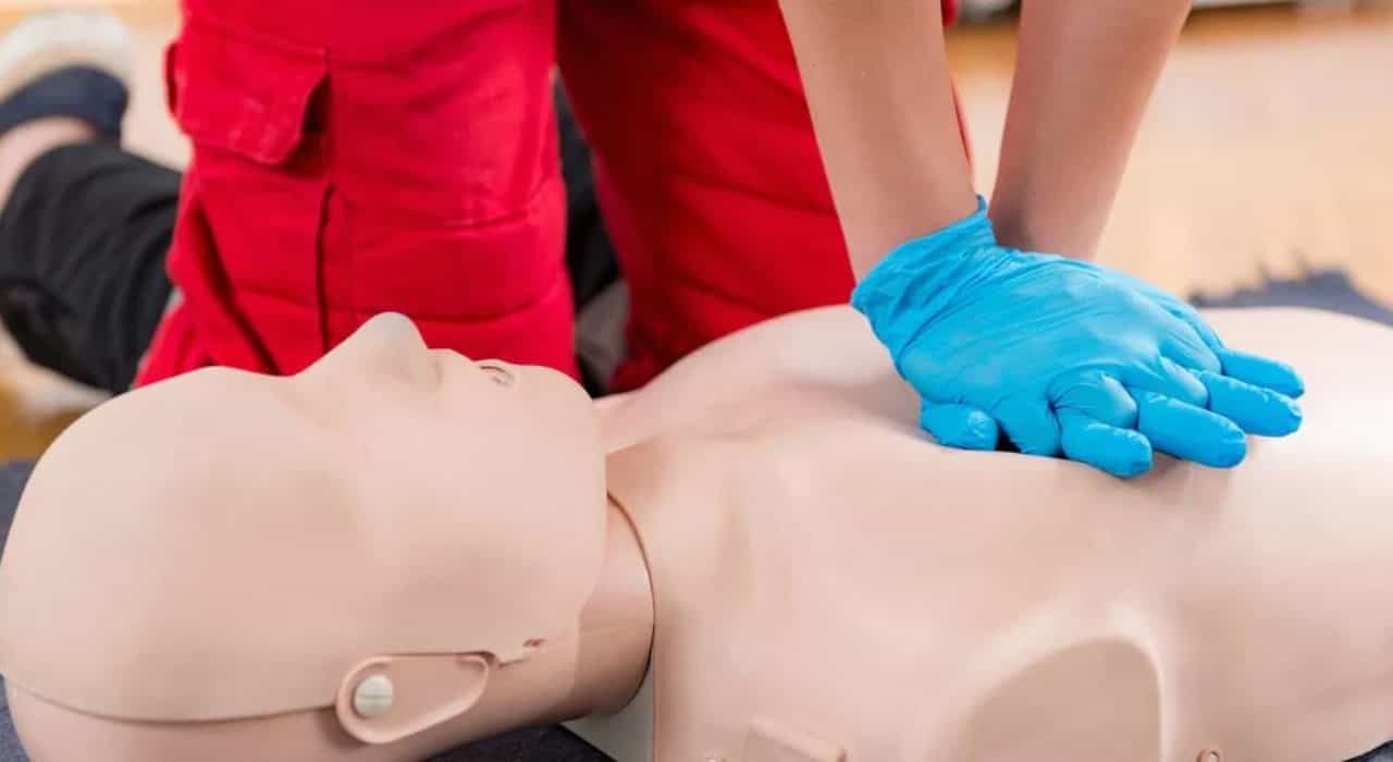 Cardiac Arrest: ಹಠಾತ್ ಹೃದಯ ಸ್ತಂಭನವನ್ನು ನಿಭಾಯಿಸುವುದು ಹೇಗೆ? Cardiac Arrest: ಹಠಾತ್ ಹೃದಯ ಸ್ತಂಭನವನ್ನು ನಿಭಾಯಿಸುವುದು ಹೇಗೆ?