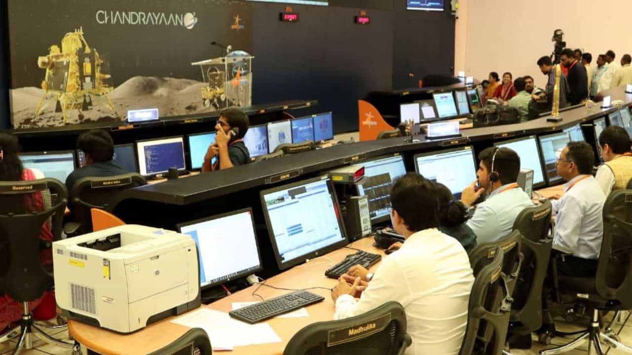 Chandrayaan-3: ಯೂಟ್ಯೂಬ್ನಲ್ಲಿ ದಾಖಲೆ ಧೂಳೀಪಟ; ಇಲ್ಲಿದೆ ಅತಿಹೆಚ್ಚು ನೇರ ವೀಕ್ಷಣೆ ಕಂಡ ಘಟನೆಗಳ ಪಟ್ಟಿ; ಚಂದ್ರಯಾನ ಯಶಸ್ಸು ಕಂಡು ರೋಮಾಂಚಿತಗೊಂಡ ವೀಕ್ಷಕರು Chandrayaan-3: ಯೂಟ್ಯೂಬ್ನಲ್ಲಿ ದಾಖಲೆ ಧೂಳೀಪಟ; ಇಲ್ಲಿದೆ ಅತಿಹೆಚ್ಚು ನೇರ ವೀಕ್ಷಣೆ ಕಂಡ ಘಟನೆಗಳ ಪಟ್ಟಿ; ಚಂದ್ರಯಾನ ಯಶಸ್ಸು ಕಂಡು ರೋಮಾಂಚಿತಗೊಂಡ ವೀಕ್ಷಕರು