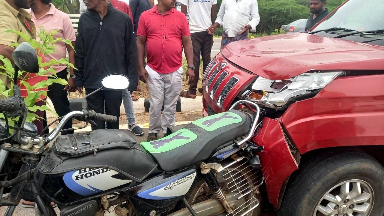 ಚಿಕ್ಕಮಗಳೂರು: ಶಾಸಕ ಶಿವಲಿಂಗೇಗೌಡ ಆಪ್ತನ ಕಾರು, ಬೈಕ್ ನಡುವೆ ಭೀಕರ ಅಪಘಾತ; ಇಬ್ಬರು ಸ್ಥಳದಲ್ಲೇ ಸಾವು ಚಿಕ್ಕಮಗಳೂರು: ಶಾಸಕ ಶಿವಲಿಂಗೇಗೌಡ ಆಪ್ತನ ಕಾರು, ಬೈಕ್ ನಡುವೆ ಭೀಕರ ಅಪಘಾತ; ಇಬ್ಬರು ಸ್ಥಳದಲ್ಲೇ ಸಾವು