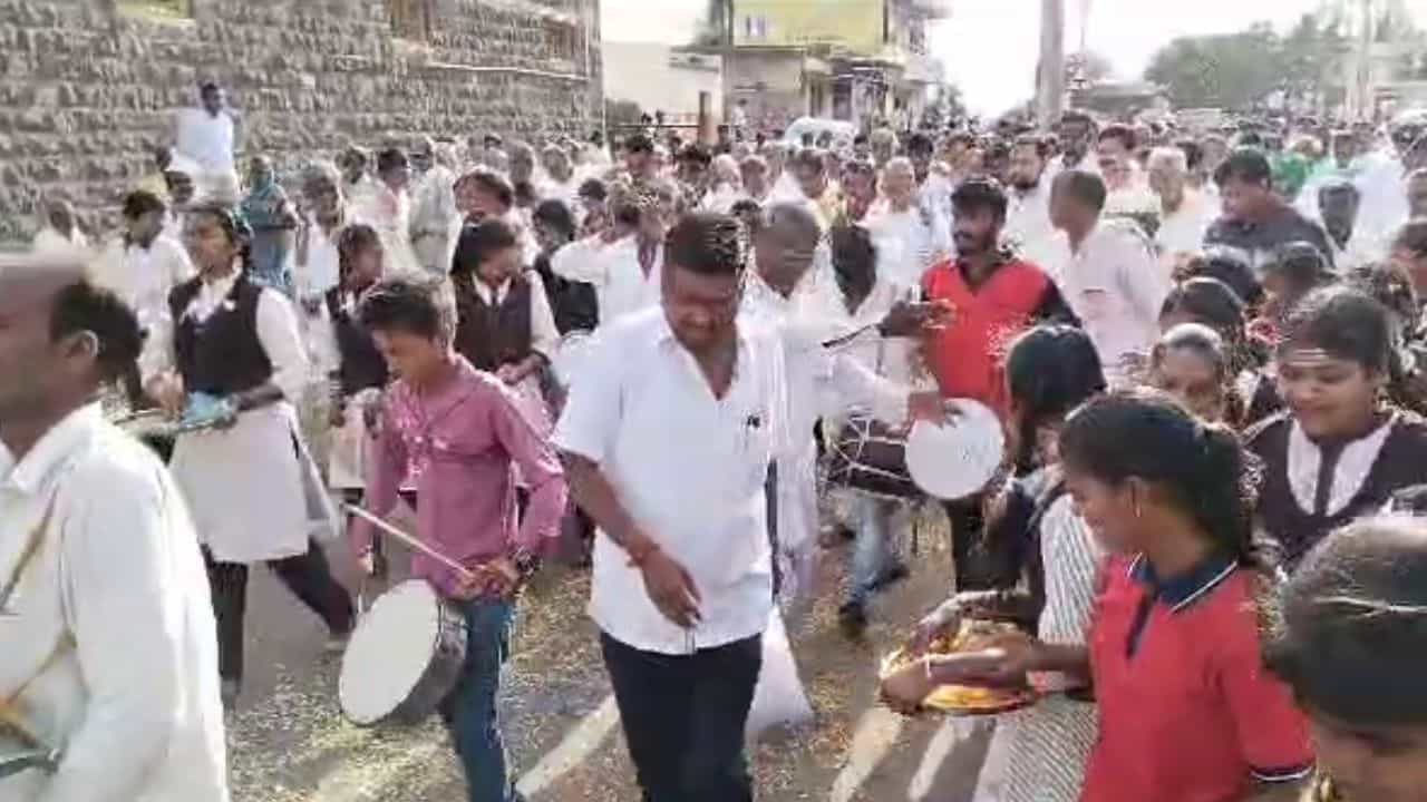 ಶಾಸಕದ್ವಯರ ಅಭಿನಂದನಾ ಕಾರ್ಯಕ್ರಮದಲ್ಲಿ ಪುಷ್ಪವೃಷ್ಟಿಗೆ ಶಾಲಾ ಮಕ್ಕಳ ಬಳಕೆ; ಶಿಕ್ಷಕರ ವಿರುದ್ಧ ಸಾರ್ವಜನಿಕರ ಆಕ್ರೋಶ ಶಾಸಕದ್ವಯರ ಅಭಿನಂದನಾ ಕಾರ್ಯಕ್ರಮದಲ್ಲಿ ಪುಷ್ಪವೃಷ್ಟಿಗೆ ಶಾಲಾ ಮಕ್ಕಳ ಬಳಕೆ; ಶಿಕ್ಷಕರ ವಿರುದ್ಧ ಸಾರ್ವಜನಿಕರ ಆಕ್ರೋಶ