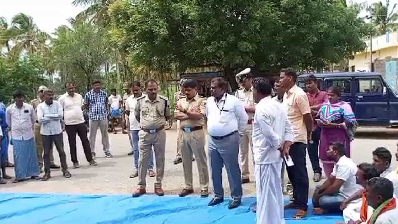 ದಾವಣಗೆರೆ: ಅನಾರೋಗ್ಯ ನಾಟಕವಾಡಿ ಚುನಾವಣೆ ಮುಂದೂಡಿದ ಅಧಿಕಾರಿ; ಗ್ರಾ.ಪಂ ಸದಸ್ಯರಿಂದ ಅಹೋರಾತ್ರಿ ಧರಣಿ ಸತ್ಯಾಗ್ರಹ ದಾವಣಗೆರೆ: ಅನಾರೋಗ್ಯ ನಾಟಕವಾಡಿ ಚುನಾವಣೆ ಮುಂದೂಡಿದ ಅಧಿಕಾರಿ; ಗ್ರಾ.ಪಂ ಸದಸ್ಯರಿಂದ ಅಹೋರಾತ್ರಿ ಧರಣಿ ಸತ್ಯಾಗ್ರಹ