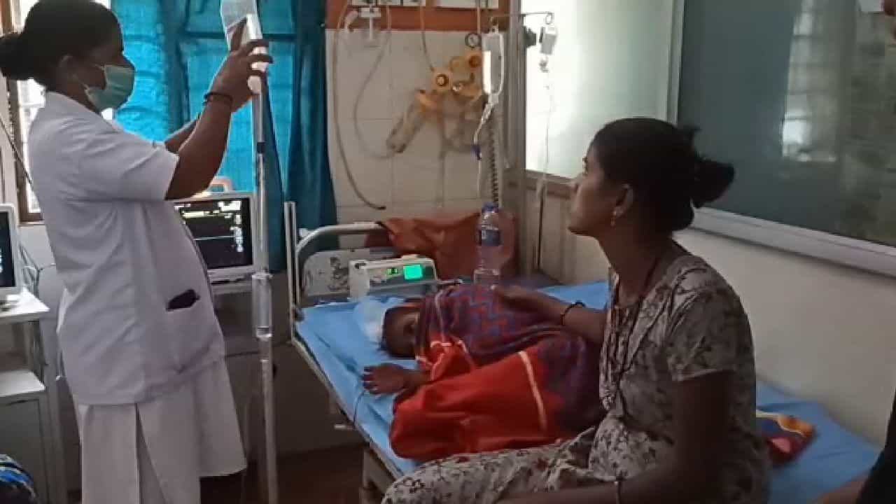 ಚಿತ್ರದುರ್ಗದಲ್ಲಿ ಕಲುಷಿತ ನೀರು ಸೇವಿಸಿ ಮಹಿಳೆ ಸಾವು, ನಗರಸಭೆ ಅಧಿಕಾರಿಗಳ ವಿರುದ್ಧ ಆಕ್ರೋಶ ಚಿತ್ರದುರ್ಗದಲ್ಲಿ ಕಲುಷಿತ ನೀರು ಸೇವಿಸಿ ಮಹಿಳೆ ಸಾವು, ನಗರಸಭೆ ಅಧಿಕಾರಿಗಳ ವಿರುದ್ಧ ಆಕ್ರೋಶ