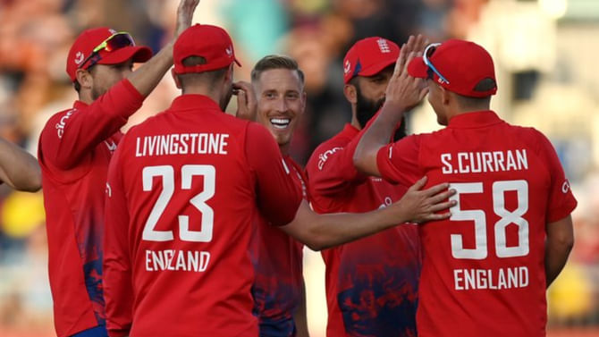 ENG vs NZ: ಆಂಗ್ಲರ ಆರ್ಭಟಕ್ಕೆ ತತ್ತರಿಸಿದ ಕಿವೀಸ್; ಮೊದಲ ಟಿ20ಯಲ್ಲಿ 7 ವಿಕೆಟ್ ಸೋಲು