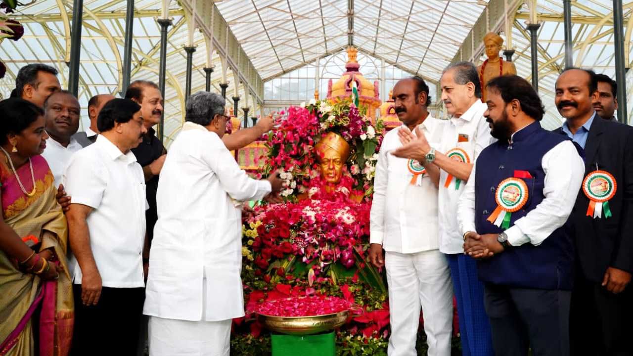 ಕೆಂಗಲ್ ಹನುಮಂತಯ್ಯ ಪ್ರತಿಮೆಗೆ ಪುಷ್ಪಾರ್ಚನೆ ಮಾಡುವ ಮೂಲಕ ಫಲಪುಷ್ಪ ಪ್ರದರ್ಶನಕ್ಕೆ ಸಿಎಂ ಸಿದ್ಧರಾಮಯ್ಯ ಅವರು ಇಂದು ಸಂಜೆ 6 ಗಂಟೆಗೆ ಚಾಲನೆ ನೀಡಿದ್ದಾರೆ. 