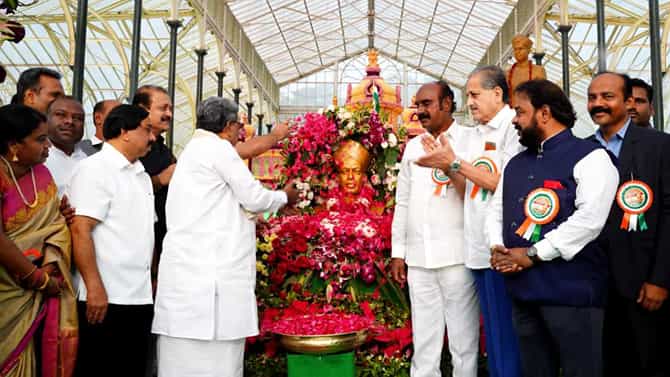 ಫಲಪುಷ್ಪ ಪ್ರದರ್ಶನಕ್ಕೆ ಸಿಎಂ‌ ಸಿದ್ದರಾಮಯ್ಯ ಚಾಲನೆ: ಲಕ್ಷಾಂತರ ಹೂವುಗಳಿಂದ ಕಂಗೊಳಿಸಿದ ಲಾಲ್​ಬಾಗ್​