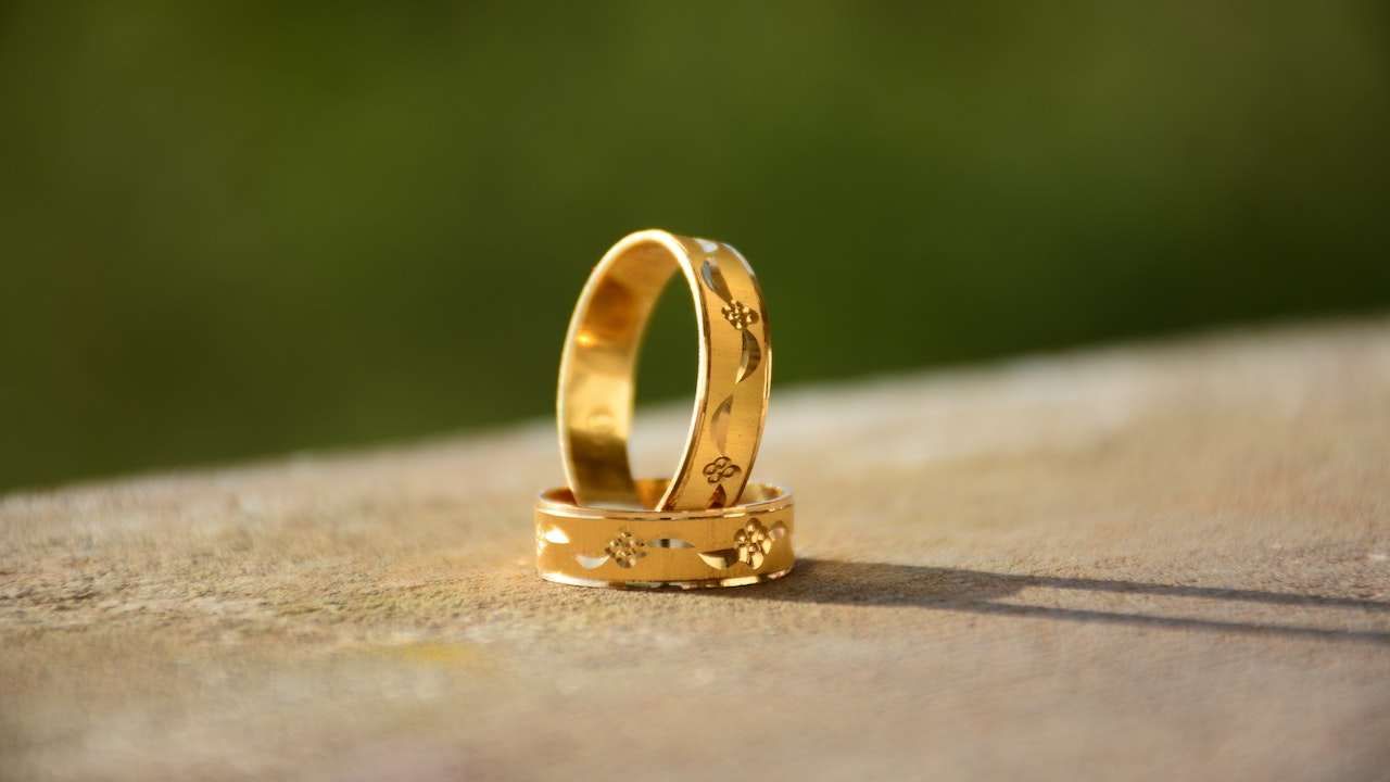 Gold Silver Price on 10 August: ಚಿನ್ನ ಮತ್ತು ಬೆಳ್ಳಿ ಬೆಲೆ ಮತ್ತಷ್ಟು ಇಳಿಕೆ; ಇಲ್ಲಿದೆ ಇವತ್ತಿನ ದರ ಪಟ್ಟಿ Gold Silver Price on 10 August: ಚಿನ್ನ ಮತ್ತು ಬೆಳ್ಳಿ ಬೆಲೆ ಮತ್ತಷ್ಟು ಇಳಿಕೆ; ಇಲ್ಲಿದೆ ಇವತ್ತಿನ ದರ ಪಟ್ಟಿ