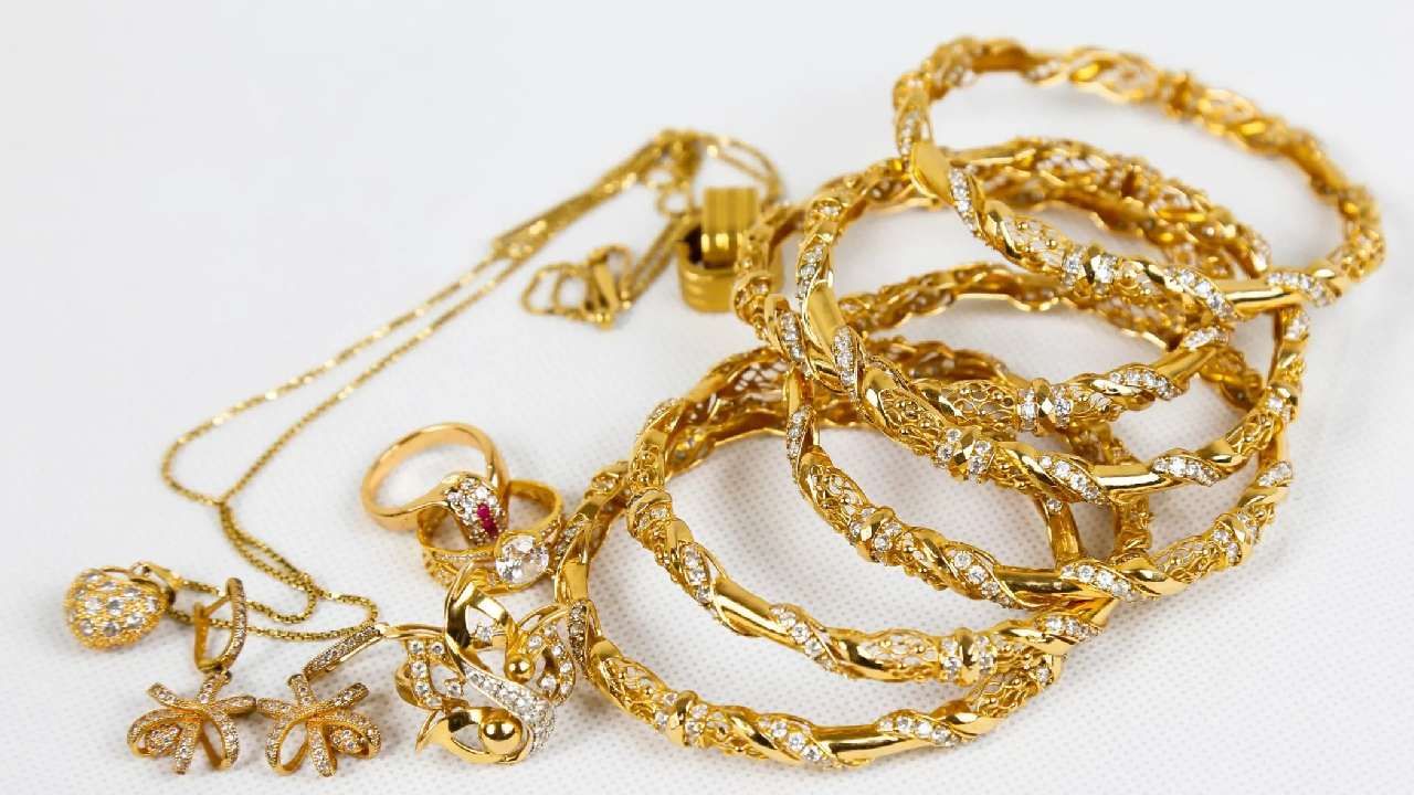 Gold Silver Price on 03 August: ಕಡಿಮೆಗೊಂಡ ಚಿನ್ನದ ಬೆಲೆಗೆ ಈಗ ಮತ್ತೆ ಡಿಮ್ಯಾಂಡ್; ಇಲ್ಲಿದೆ ಇವತ್ತಿನ ಚಿನ್ನ ಮತ್ತು ಬೆಳ್ಳಿ ಬೆಲೆ ವಿವರ Gold Silver Price on 03 August: ಕಡಿಮೆಗೊಂಡ ಚಿನ್ನದ ಬೆಲೆಗೆ ಈಗ ಮತ್ತೆ ಡಿಮ್ಯಾಂಡ್; ಇಲ್ಲಿದೆ ಇವತ್ತಿನ ಚಿನ್ನ ಮತ್ತು ಬೆಳ್ಳಿ ಬೆಲೆ ವಿವರ