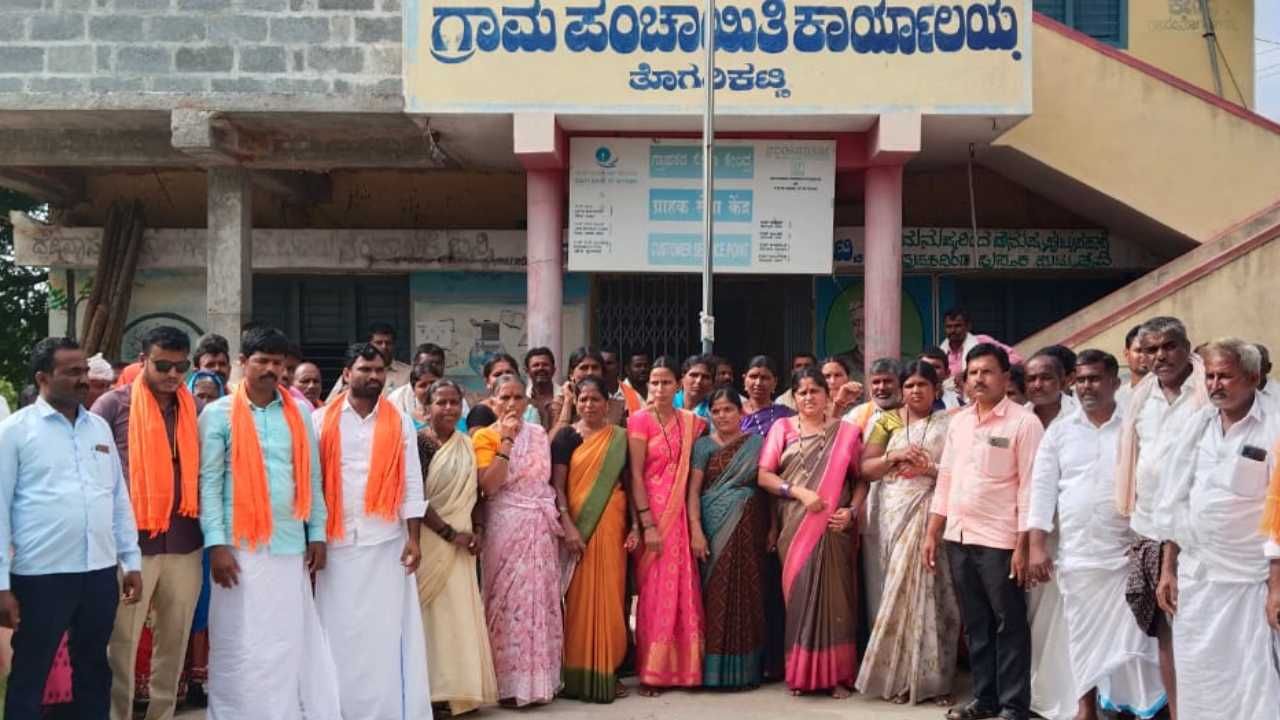 ಗ್ರಾಮ ಪಂಚಾಯಿತಿ ಅಧ್ಯಕ್ಷ, ಉಪಾಧ್ಯಕ್ಷ ಚುನಾವಣೆಯಲ್ಲಿ ಹೈಡ್ರಾಮ: ಬಿಜೆಪಿ ಬೆಂಬಲಿತ ಸದಸ್ಯರಿಂದ ಅಹೋರಾತ್ರಿ ಧರಣಿ ಗ್ರಾಮ ಪಂಚಾಯಿತಿ ಅಧ್ಯಕ್ಷ, ಉಪಾಧ್ಯಕ್ಷ ಚುನಾವಣೆಯಲ್ಲಿ ಹೈಡ್ರಾಮ: ಬಿಜೆಪಿ ಬೆಂಬಲಿತ ಸದಸ್ಯರಿಂದ ಅಹೋರಾತ್ರಿ ಧರಣಿ