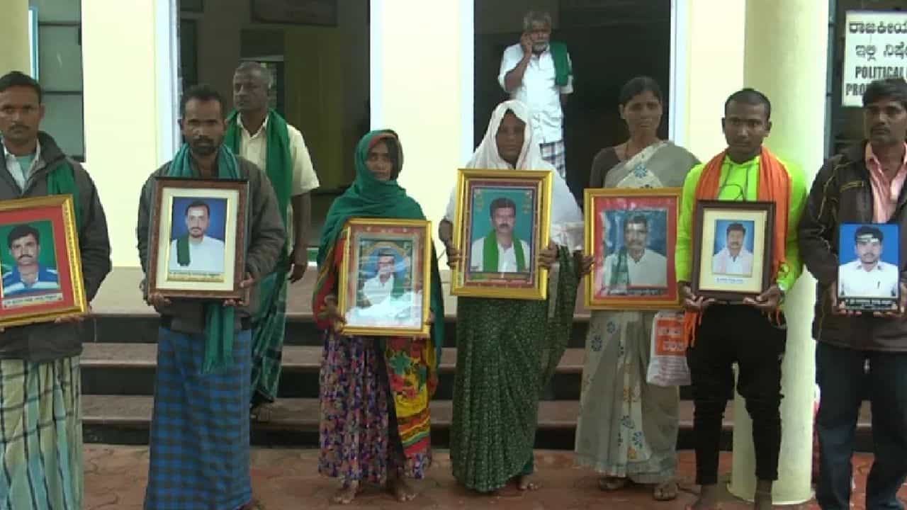 ಹಾವೇರಿಯಲ್ಲಿ ಅತಿ ಹೆಚ್ಚು ರೈತರು ಆತ್ಮಹತ್ಯೆ: ಇನ್ನೂ ಸಿಕ್ಕಿಲ್ಲ ಪರಿಹಾರ, ಸಾಲದ ಸುಳಿಯಲ್ಲಿ ಕುಟುಂಬಗಳು ಹಾವೇರಿಯಲ್ಲಿ ಅತಿ ಹೆಚ್ಚು ರೈತರು ಆತ್ಮಹತ್ಯೆ: ಇನ್ನೂ ಸಿಕ್ಕಿಲ್ಲ ಪರಿಹಾರ, ಸಾಲದ ಸುಳಿಯಲ್ಲಿ ಕುಟುಂಬಗಳು