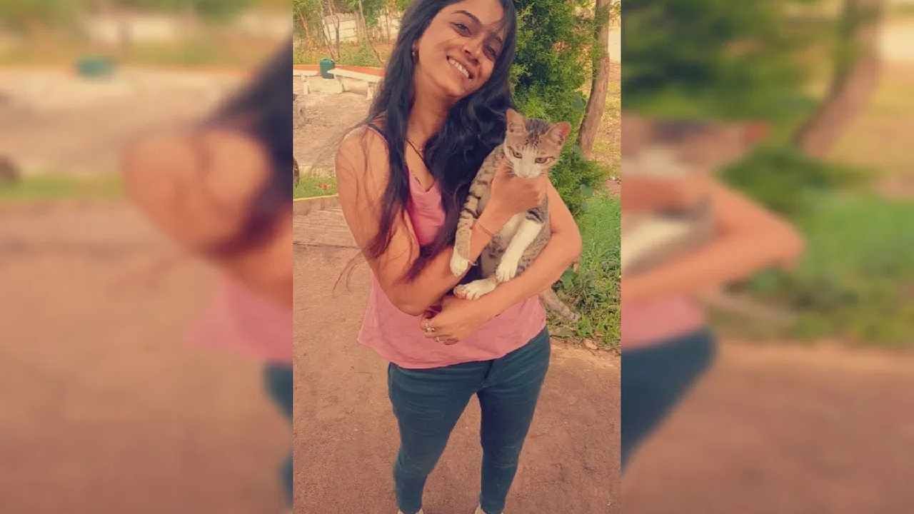 ಮನೆಗೆ ಬರುವ ಅತಿಥಿಗಳನ್ನು ಬಿಕಿನಿಯಲ್ಲಿ ಸ್ವಾಗತಕೋರುವ ಹನಿಟ್ರ್ಯಾಪ್ ಸುಂದರಿ ಲಾಕ್, ಮಾಡೆಲ್ ರಂಗಿನಾಟ ಅಬ್ಬಬ್ಬಾ.! ಮನೆಗೆ ಬರುವ ಅತಿಥಿಗಳನ್ನು ಬಿಕಿನಿಯಲ್ಲಿ ಸ್ವಾಗತಕೋರುವ ಹನಿಟ್ರ್ಯಾಪ್ ಸುಂದರಿ ಲಾಕ್, ಮಾಡೆಲ್ ರಂಗಿನಾಟ ಅಬ್ಬಬ್ಬಾ.!