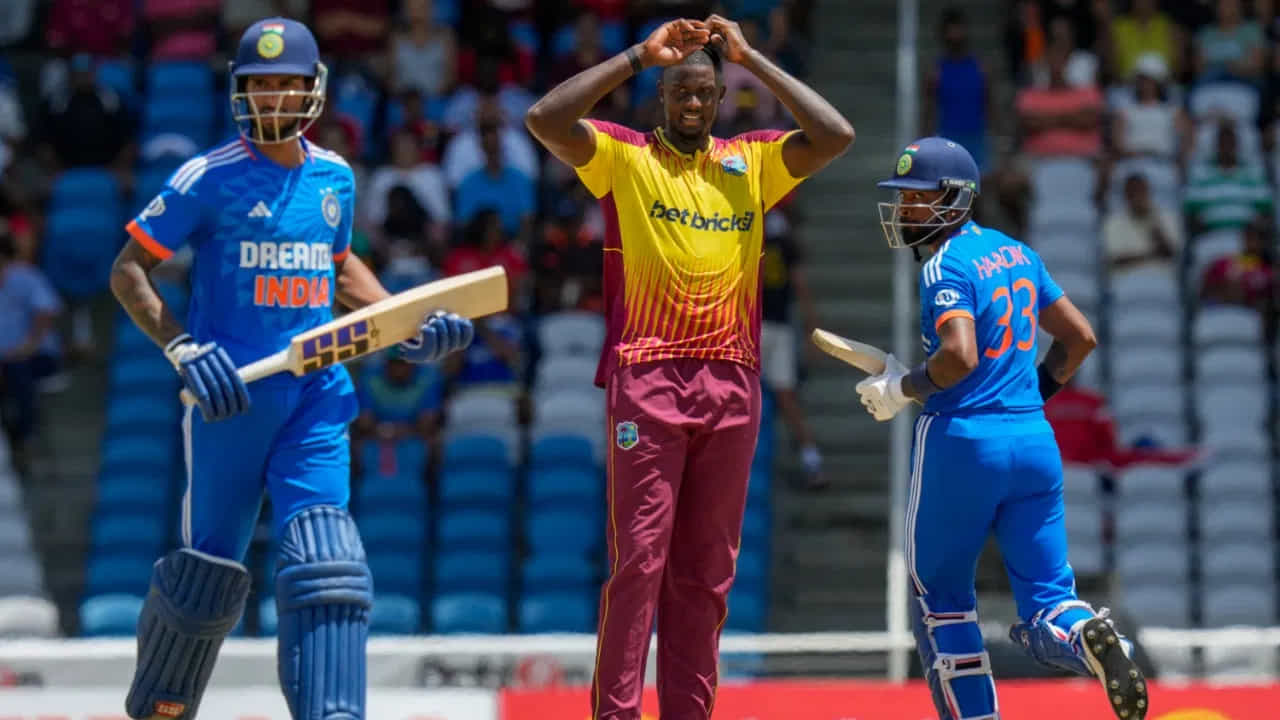ವೆಸ್ಟ್ ಇಂಡೀಸ್ ವಿರುದ್ಧದ ಮೂರನೇ ಟಿ20 ಪಂದ್ಯದಲ್ಲಿ ಭಾರತ 7 ವಿಕೆಟ್ಗಳ ಭರ್ಜರಿ ಜಯ ದಾಖಲಿಸಿದೆ. ವಿಂಡೀಸ್ ನೀಡಿದ 159 ರನ್ಗಳ ಗುರಿ ಬೆನ್ನಟ್ಟಿದ ಟೀಂ ಇಂಡಿಯಾ ಇನ್ನು 13 ಎಸೆತಗಳು ಬಾಕಿ ಇರುವಂತೆಯೇ ಗೆಲುವಿನ ದಡ ಸೇರಿತು.