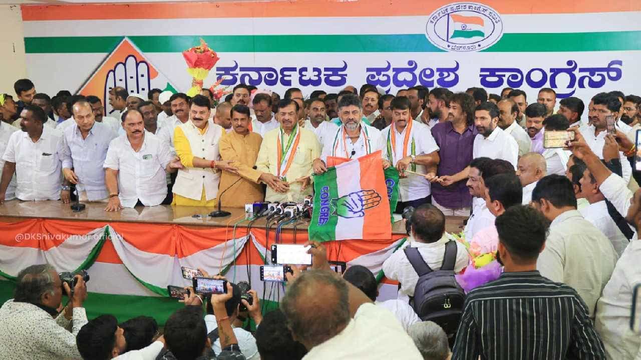 ಕಾಂಗ್ರೆಸ್ ಸೇರ್ಪಡೆಯಾದ ಆಯನೂರು ಮಂಜುನಾಥ್, ಬೆಂಗಳೂರಿನಿಂದಲೇ ಶಿವಮೊಗ್ಗ ಕೈ ನಾಯಕನಿಗೆ ತಿರುಗೇಟು ಕಾಂಗ್ರೆಸ್ ಸೇರ್ಪಡೆಯಾದ ಆಯನೂರು ಮಂಜುನಾಥ್, ಬೆಂಗಳೂರಿನಿಂದಲೇ ಶಿವಮೊಗ್ಗ ಕೈ ನಾಯಕನಿಗೆ ತಿರುಗೇಟು