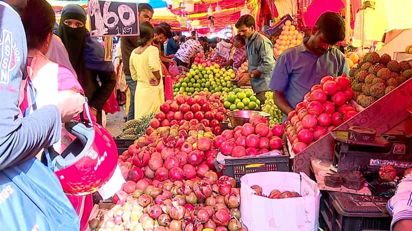 ನಾಗರ ಪಂಚಮಿಗೆ ತಟ್ಟಿದ ಬೆಲೆ ಏರಿಕೆ ಎಫೆಕ್ಟ್; ಕೆಆರ್ ಮಾರುಕಟ್ಟೆಯಲ್ಲಿ ಹೂ, ಹಣ್ಣು ದರ ಏಷ್ಟಿದೆ? ಬೆಲೆ ವಿವರ