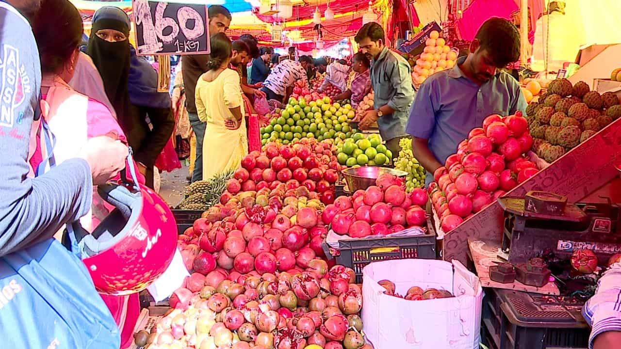 ನಾಗರ ಪಂಚಮಿಗೆ ತಟ್ಟಿದ ಬೆಲೆ ಏರಿಕೆ ಎಫೆಕ್ಟ್; ಕೆಆರ್ ಮಾರುಕಟ್ಟೆಯಲ್ಲಿ ಹೂ, ಹಣ್ಣು ದರ ಏಷ್ಟಿದೆ? ಬೆಲೆ ವಿವರ ನಾಗರ ಪಂಚಮಿಗೆ ತಟ್ಟಿದ ಬೆಲೆ ಏರಿಕೆ ಎಫೆಕ್ಟ್; ಕೆಆರ್ ಮಾರುಕಟ್ಟೆಯಲ್ಲಿ ಹೂ, ಹಣ್ಣು ದರ ಏಷ್ಟಿದೆ? ಬೆಲೆ ವಿವರ