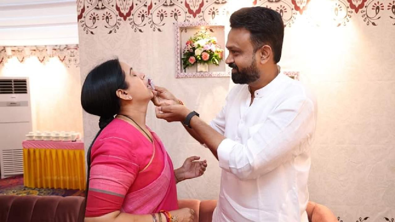 Raksha bhandhana celebration: minister lakashmi hebbalkar tying rakhi to brother channaraj hattiholi between gruha lakshmi scheme inogration progaram at mysore