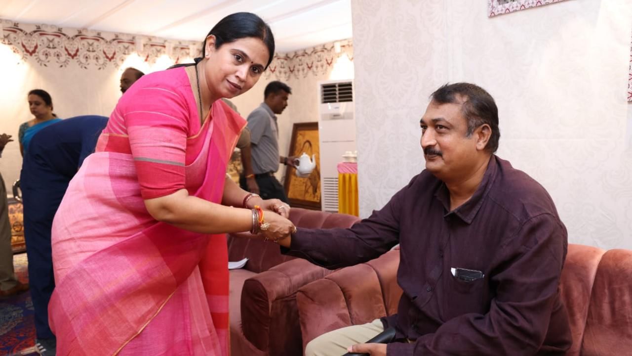 Raksha bhandhana celebration: minister lakashmi hebbalkar tying rakhi to brother channaraj hattiholi between gruha lakshmi scheme inogration progaram at mysore