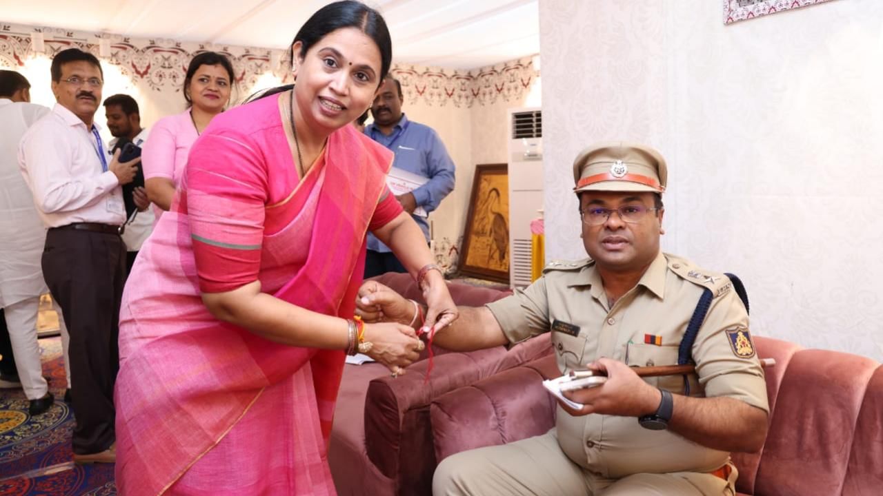 Raksha bhandhana celebration: minister lakashmi hebbalkar tying rakhi to brother channaraj hattiholi between gruha lakshmi scheme inogration progaram at mysore