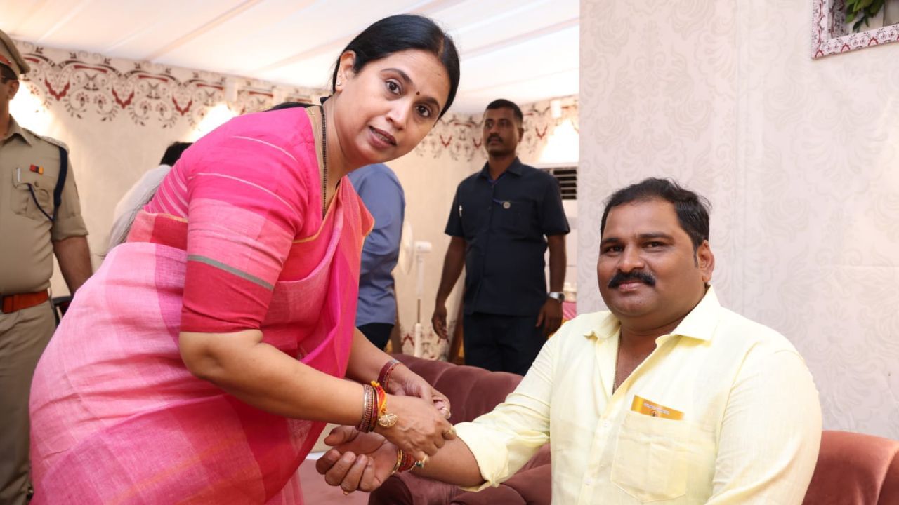 Raksha bhandhana celebration: minister lakashmi hebbalkar tying rakhi to brother channaraj hattiholi between gruha lakshmi scheme inogration progaram at mysore