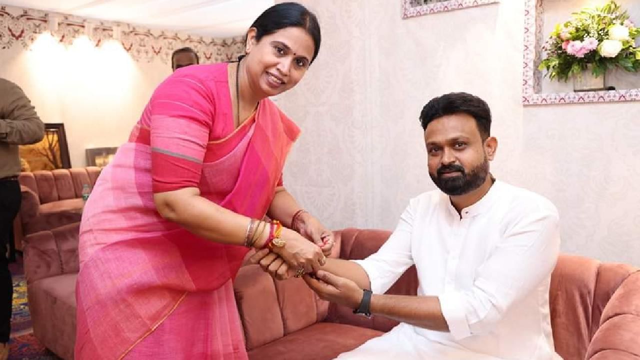 lakashmi hebbalkar tying rakhiRaksha bhandhana celebration: minister lakashmi hebbalkar tying rakhi to brother channaraj hattiholi between gruha lakshmi scheme inogration progaram at mysore