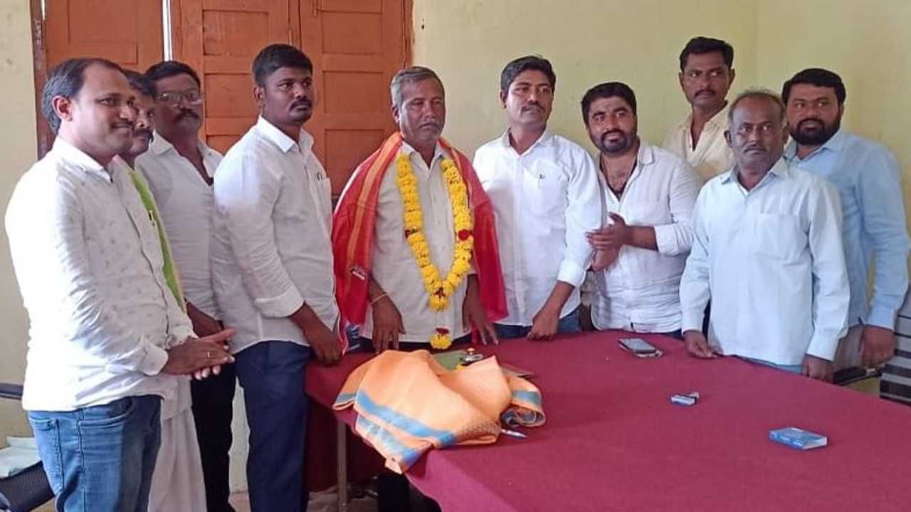 ಚೀಟಿ ಎತ್ತುವ ಮೂಲಕ ಅಧ್ಯಕ್ಷ, ಉಪಾಧ್ಯಕ್ಷರ ಆಯ್ಕೆ: ವಿಚಿತ್ರ ಫಲಿತಾಂಶಕ್ಕೆ ಸಾಕ್ಷಿಯಾದ ಗ್ರಾಮ ಪಂಚಾಯತಿ ಚುನಾವಣೆ ಚೀಟಿ ಎತ್ತುವ ಮೂಲಕ ಅಧ್ಯಕ್ಷ, ಉಪಾಧ್ಯಕ್ಷರ ಆಯ್ಕೆ: ವಿಚಿತ್ರ ಫಲಿತಾಂಶಕ್ಕೆ ಸಾಕ್ಷಿಯಾದ ಗ್ರಾಮ ಪಂಚಾಯತಿ ಚುನಾವಣೆ
