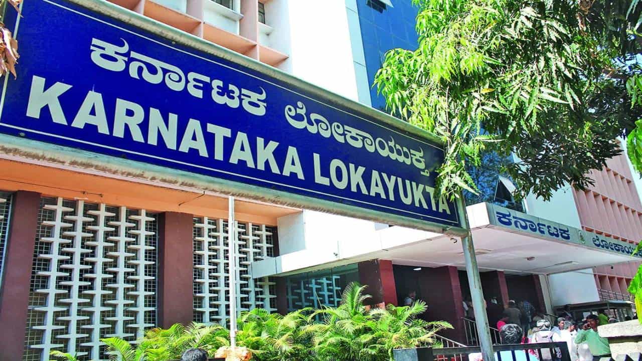 ತುಮಕೂರು: ಕೈದಿ ನೋಡಲು ಬಂದವರಿಂದ ಹಣ ವಸೂಲಿ, ಮಧುಗಿರಿ ಸಬ್ ಜೈಲ್ ಸೂಪರಿಂಟೆಂಡೆಂಟ್ ಲೋಕಾಯುಕ್ತ ಬಲೆಗೆ ತುಮಕೂರು: ಕೈದಿ ನೋಡಲು ಬಂದವರಿಂದ ಹಣ ವಸೂಲಿ, ಮಧುಗಿರಿ ಸಬ್ ಜೈಲ್ ಸೂಪರಿಂಟೆಂಡೆಂಟ್ ಲೋಕಾಯುಕ್ತ ಬಲೆಗೆ