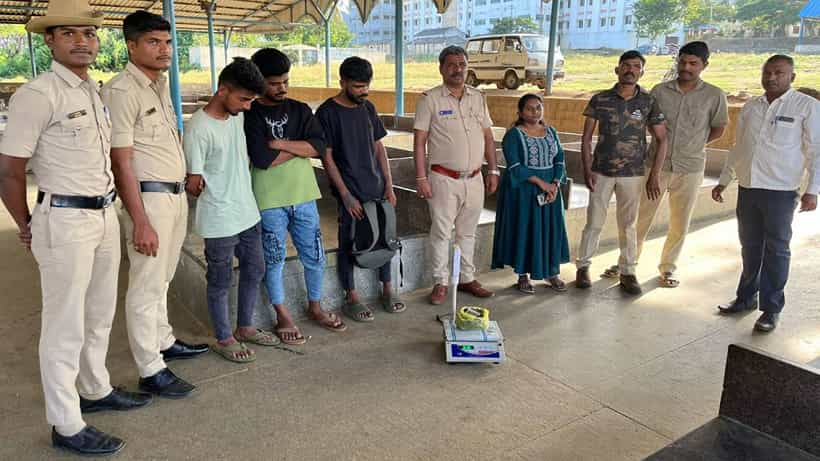 ಚಾಮರಾಜನಗರ: ಮಾದಪ್ಪನ ಬೆಟ್ಟದಲ್ಲಿ ಹೆಚ್ಚಾಯ್ತು ಗಾಂಜಾ ಘಮಲು; ಮಾಲು ಸಮೇತ ಲಾಕ್ ಆದ ಮೂವರು ಪೆಡ್ಲರ್ಗಳು