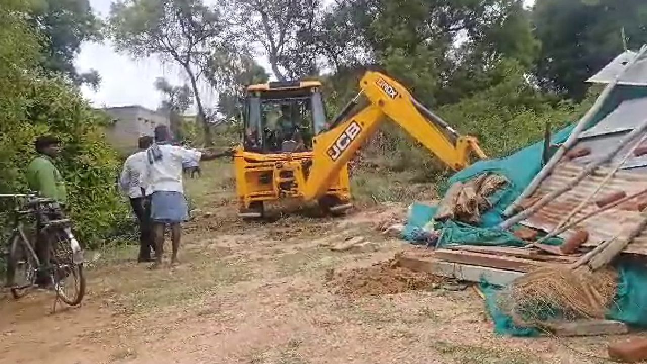 ಮೈಸೂರು: ಆಶ್ರಯ ಯೋಜನೆಗೆ ಮಂಜೂರಾಗಿದ್ದ ಜಮೀನು ಒತ್ತುವರಿ, ತಹಶೀಲ್ದಾರ್ ನೇತೃತ್ವದಲ್ಲಿ ತೆರವು