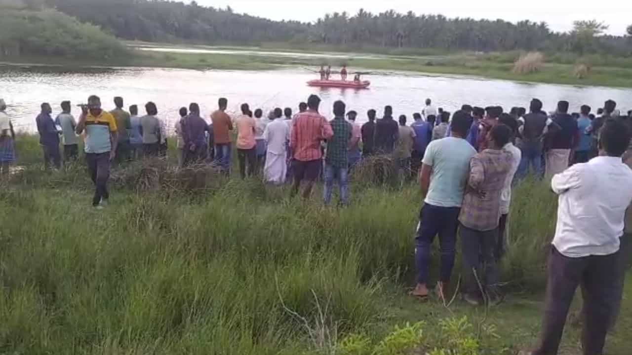 ಮೈಸೂರು: ಕೆರೆಯಲ್ಲಿ ಈಜಲು ಹೋದ 15 ವರ್ಷದ ಬಾಲಕ ಕಣ್ಮರೆ, ಸಾವನ್ನಪ್ಪಿರುವ ಶಂಕೆ ಮೈಸೂರು: ಕೆರೆಯಲ್ಲಿ ಈಜಲು ಹೋದ 15 ವರ್ಷದ ಬಾಲಕ ಕಣ್ಮರೆ, ಸಾವನ್ನಪ್ಪಿರುವ ಶಂಕೆ