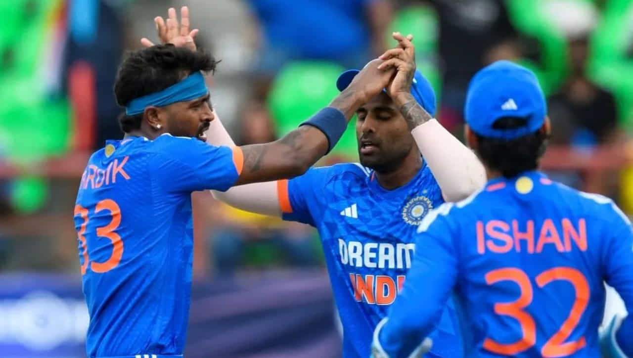 ಸತತ ಎರಡನೇ ಟಿ20 ಪಂದ್ಯದಲ್ಲೂ ಟೀಂ ಇಂಡಿಯಾ ಮುಗ್ಗರಿಸಿದೆ. ತಂಡದ ಬ್ಯಾಟಿಂಗ್ ವಿಭಾಗದ ವೈಫಲ್ಯದಿಂದ ಸೋಲಿನ ಹೊರೆಯನ್ನು ಹೊರಬೇಕಾಗಿದೆ. ಆದರೆ ತಂಡದ ಪರ ಬ್ಯಾಟಿಂಗ್ನಲ್ಲಿ ವಿಫಲರಾದರೂ, ಬೌಲಿಂಗ್ನಲ್ಲಿ ಮಿಂಚಿದ ನಾಯಕ ಹಾರ್ದಿಕ್ ಪಾಂಡ್ಯ ಟಿ20 ಮಾದರಿಯಲ್ಲಿ ವಿಶಿಷ್ಟ ದಾಖಲೆ ಬರೆದಿದ್ದಾರೆ.