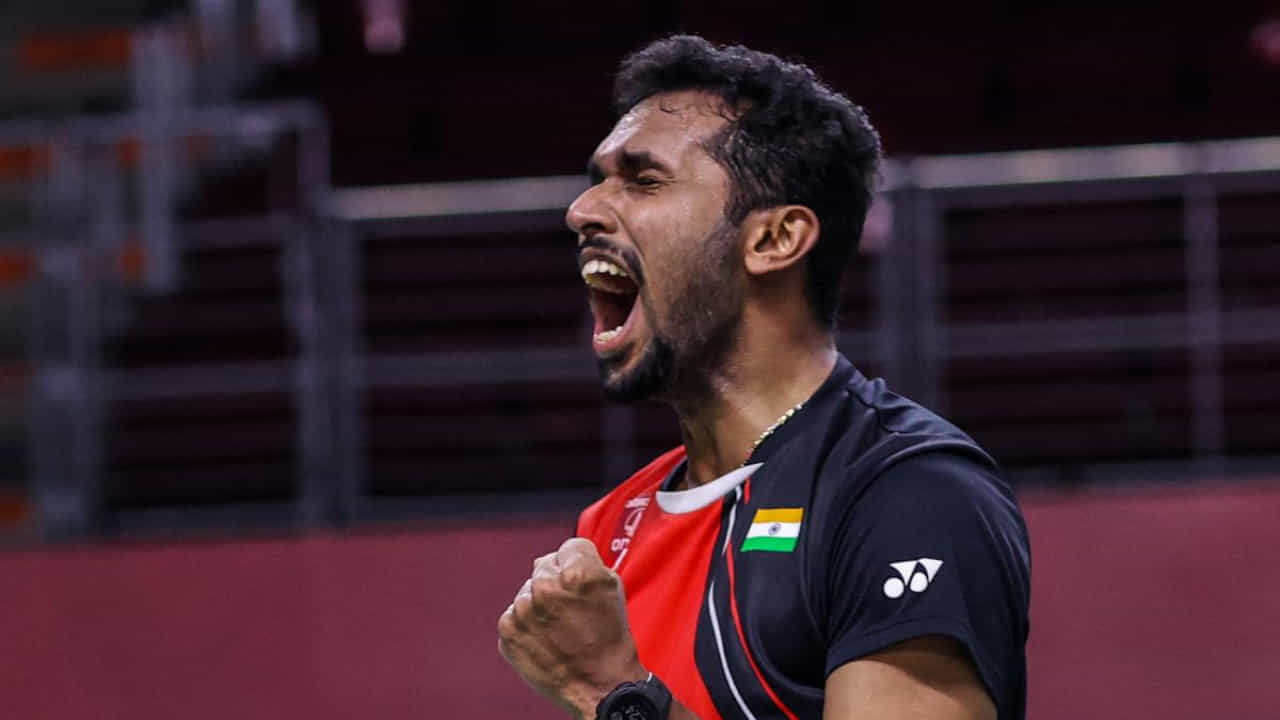 BWF ವಿಶ್ವ ಬ್ಯಾಡ್ಮಿಂಟನ್ ಚಾಂಪಿಯನ್ಶಿಪ್ ಕ್ವಾರ್ಟರ್ ಫೈನಲ್ ಪಂದ್ಯದಲ್ಲಿ ವಿಶ್ವದ ನಂಬರ್ ಒನ್ ಶ್ರೇಯಾಂಕದ ಡೆನ್ಮಾರ್ಕ್ನ ವಿಕ್ಟರ್ ಅಕ್ಸೆಲ್ಸೆನ್ ಅವರನ್ನು ಸೋಲಿಸಿದ ಭಾರತದ ಹಿರಿಯ ಬ್ಯಾಡ್ಮಿಂಟನ್ ಸ್ಟಾರ್ ಎಚ್ಎಸ್ ಪ್ರಣಯ್ ಸೆಮಿಫೈನಲ್ಗೆ ಎಂಟ್ರಿಕೊಟ್ಟಿದ್ದು, ಪದಕವನ್ನು ಖಚಿತಪಡಿಸಿಕೊಂಡಿದ್ದಾರೆ.