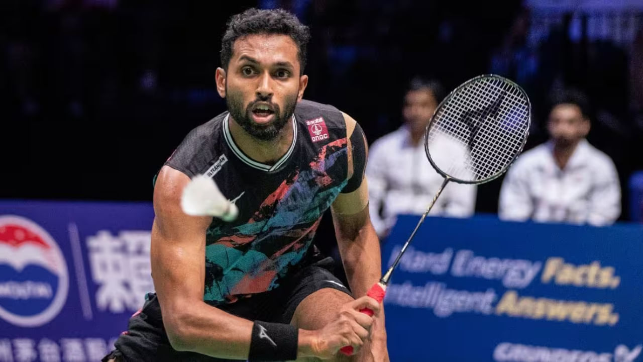 BWF ವಿಶ್ವ ಬ್ಯಾಡ್ಮಿಂಟನ್ ಚಾಂಪಿಯನ್‌ಶಿಪ್‌ ಪುರುಷರ ಸಿಂಗಲ್ಸ್ ಸೆಮಿಫೈನಲ್‌ನಲ್ಲಿ ಭಾರತದ ಆಟಗಾರ ಎಚ್‌ಎಸ್ ಪ್ರಣಯ್ ಹಿನ್ನಡೆ ಅನುಭವಿಸಿದ್ದಾರೆ. ಆಗಸ್ಟ್ 26ರ ಶನಿವಾರ ನಡೆದ ಈ ಪಂದ್ಯದಲ್ಲಿ ಥಾಯ್ಲೆಂಡ್​ನ ಕುನ್ಲವುಟ್ ವಿಟಿಡ್ಸರ್ನ್ ವಿರುದ್ಧ ಸೋತ ಪ್ರಣಯ್ ಕಂಚಿನ ಪದಕಕ್ಕೆ ಕೊರಳೊಡ್ಡಿದ್ದಾರೆ. 