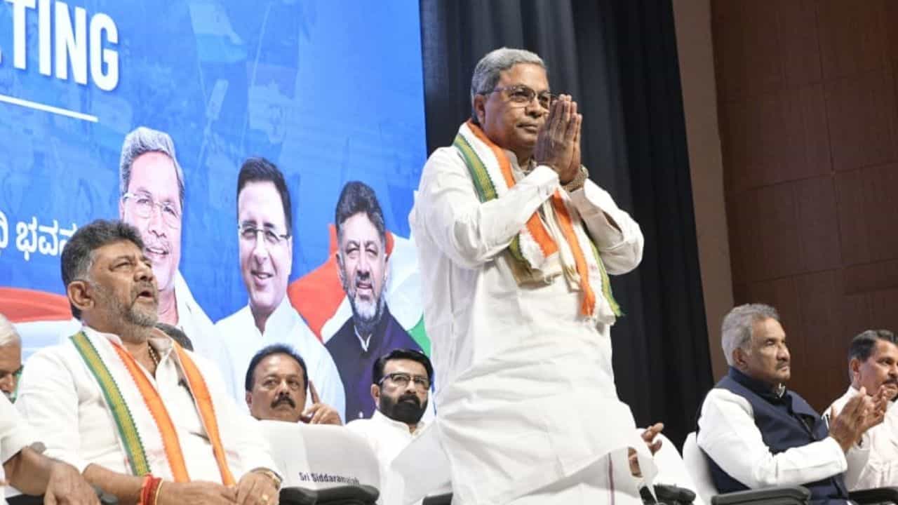 ಸಿಎಂ ಸಿದ್ದರಾಮಯ್ಯ ನೇತೃತ್ವದಲ್ಲಿಂದು ಸರ್ವಪಕ್ಷ ಸಭೆ; ಬಿಜೆಪಿ, ಜೆಡಿಎಸ್ ಮಾಜಿ ಸಿಎಂಗಳಿಗೆ ಆಹ್ವಾನ ಸಿಎಂ ಸಿದ್ದರಾಮಯ್ಯ ನೇತೃತ್ವದಲ್ಲಿಂದು ಸರ್ವಪಕ್ಷ ಸಭೆ; ಬಿಜೆಪಿ, ಜೆಡಿಎಸ್ ಮಾಜಿ ಸಿಎಂಗಳಿಗೆ ಆಹ್ವಾನ
