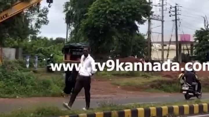 ಮಂಗಳೂರು: ಗಾಂಜಾ ಮತ್ತಲ್ಲಿ ಸಾರ್ವಜನಿಕರಿಗೆ ಕಿರ್ಪಾನ್ ತೋರಿಸಿ ಹೆದರಿಸುತ್ತಿದ್ದ ಯುವಕನನ್ನು ಪೊಲೀಸರು ವಶಕ್ಕೆ ಪಡೆದ ರೀತಿ ರೋಚಕ! ಮಂಗಳೂರು: ಗಾಂಜಾ ಮತ್ತಲ್ಲಿ ಸಾರ್ವಜನಿಕರಿಗೆ ಕಿರ್ಪಾನ್ ತೋರಿಸಿ ಹೆದರಿಸುತ್ತಿದ್ದ ಯುವಕನನ್ನು ಪೊಲೀಸರು ವಶಕ್ಕೆ ಪಡೆದ ರೀತಿ ರೋಚಕ!