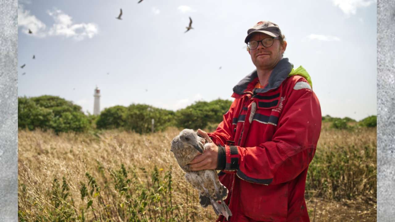 Simon Parker is the warden of the island Flat Holm He lives alone read viral story 