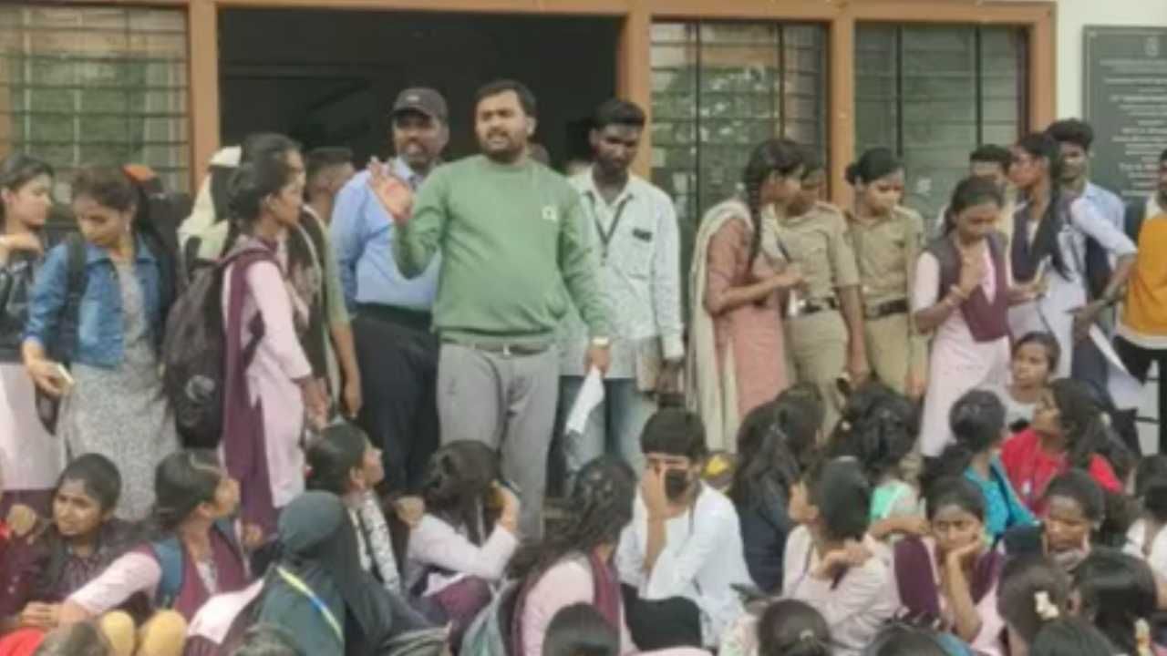 ಪರೀಕ್ಷೆ ಬರೆದಿದ್ದರು ಫಲಿತಾಂಶ ಮಾತ್ರ ಸೊನ್ನೆ: ಬೆಂಗಳೂರು ಉತ್ತರ ವಿವಿ ಎಡವಟ್ಟು, ವಿದ್ಯಾರ್ಥಿಗಳಿಂದ ಪ್ರತಿಭಟನೆ ಪರೀಕ್ಷೆ ಬರೆದಿದ್ದರು ಫಲಿತಾಂಶ ಮಾತ್ರ ಸೊನ್ನೆ: ಬೆಂಗಳೂರು ಉತ್ತರ ವಿವಿ ಎಡವಟ್ಟು, ವಿದ್ಯಾರ್ಥಿಗಳಿಂದ ಪ್ರತಿಭಟನೆ