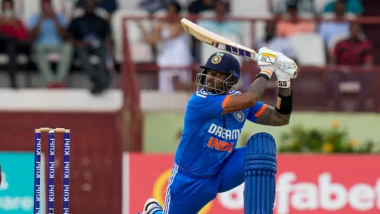ಮಂಗಳವಾರ, ಆಗಸ್ಟ್ 8 ರಂದು ನಡೆದ ಐದು ಪಂದ್ಯಗಳ ಟಿ20 ಸರಣಿಯ ಮೂರನೇ ಟಿ20 ಪಂದ್ಯವನ್ನು ಗೆದ್ದು ಬೀಗಿದ ಟೀಂ ಇಂಡಿಯಾ ಸರಣಿಯನ್ನು ಜೀವಂತವಾಗಿರಿಸಿದೆ. ತಂಡದ ಪರ ಸೂರ್ಯಕುಮಾರ್ ಯಾದವ್ 44 ಎಸೆತಗಳಲ್ಲಿ 83 ರನ್ ಸಿಡಿಸಿದರೆ, ಕುಲ್ದೀಪ್ ಯಾದವ್ ಬೌಲಿಂಗ್ನಲ್ಲಿ ಅದ್ಭುತ ಪ್ರದರ್ಶನ ನೀಡಿದರು.