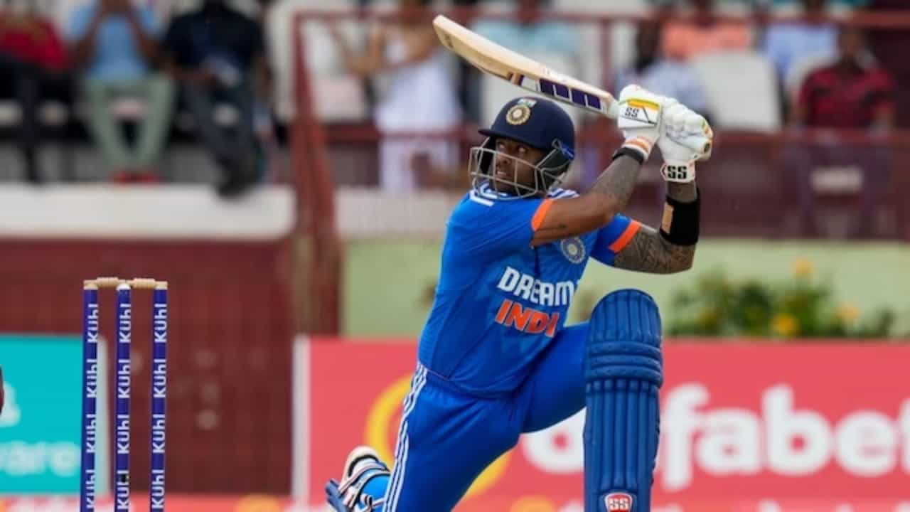 ಐಸಿಸಿ ಪುರುಷರ ನೂತನ ಟಿ20 ಶ್ರೇಯಾಂಕ ಬಿಡುಗಡೆಯಾಗಿದ್ದು, ಪಟ್ಟಿಯಲ್ಲಿ ಭಾರತದ ಸ್ಟಾರ್ ಬ್ಯಾಟರ್ ಸೂರ್ಯಕುಮಾರ್ ಯಾದವ್ ಬ್ಯಾಟಿಂಗ್ನಲ್ಲಿ ಅಗ್ರ ಸ್ಥಾನವನ್ನು ತಮ್ಮಲ್ಲಿಯೇ ಉಳಿಸಿಕೊಳ್ಳುವಲ್ಲಿ ಯಶಸ್ವಿಯಾಗಿದ್ದಾರೆ.